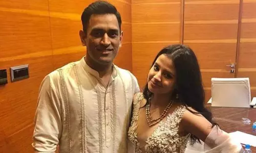 సాక్షిని ఆటపట్టిస్తున్న ధోని.. వీడియో వైరల్ సాక్షిని ఆటపట్టిస్తున్న ధోని.. వీడియో వైరల్