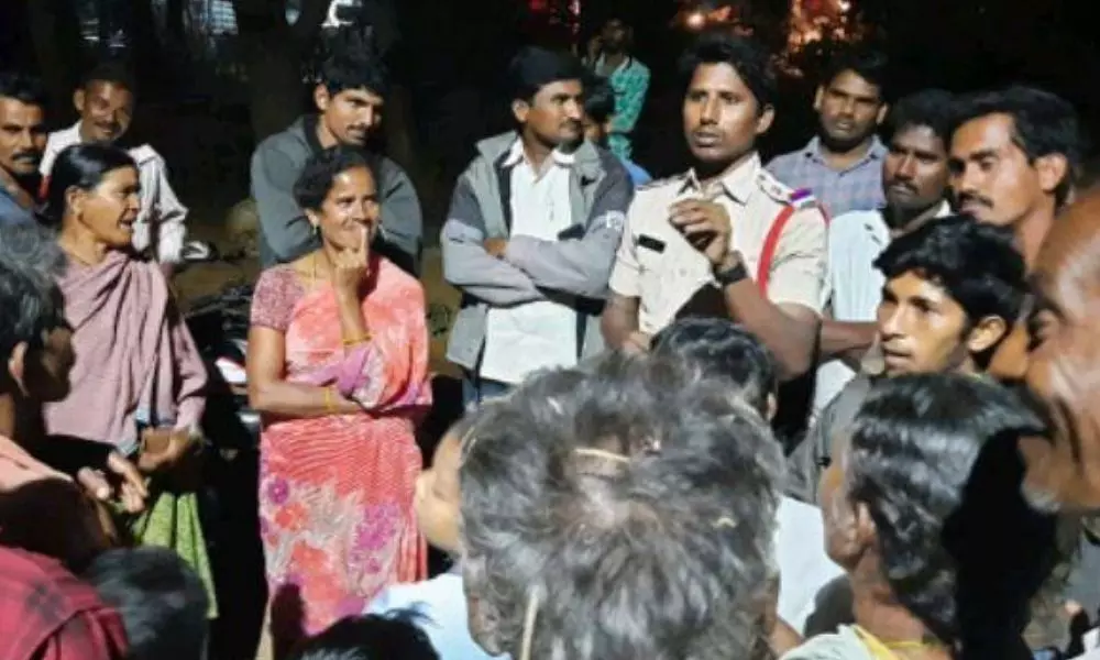 రాత్రి వేళల్లో గస్తీ నిర్వహించడానికి ప్రజలు సహకరించాలి: ఎస్సై శ్రీనివాస్