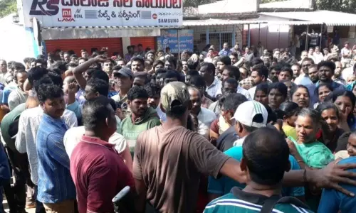 ప్రభుత్వ స్థలాలలో ఆక్రమణల తొలగింపు..ఆందోళన చేపట్టిన వ్యాపారులు