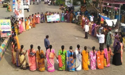 దిశ చట్టానికి మద్దత్తు గా మహిళా సంఘాల మానవహారం