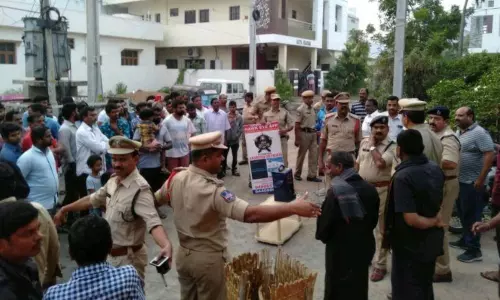 మారుతి నగర్ లో పోలిసుల  తనిఖీలు