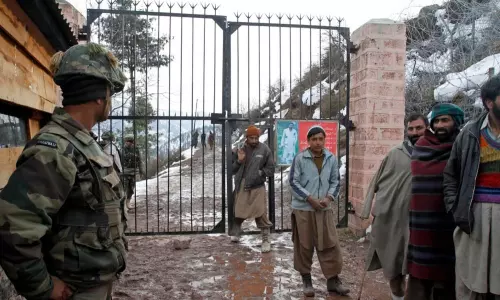 కేంద్రం మరో సంచలనం ; పాక్‌కు వెళ్ళిపోయిన కశ్మీరీలకు తలుపులు మూసివేత