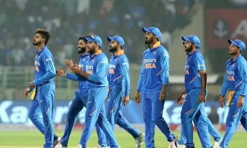 Ind vs WI 2nd ODI : నిలకడగా ఆడుతున్న విండీస్ .. Ind vs WI 2nd ODI : నిలకడగా ఆడుతున్న విండీస్ ..