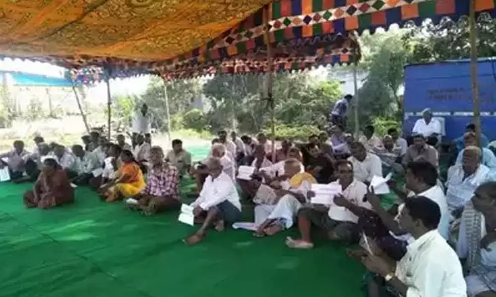 తీవ్రమవుతున్న రాజధాని రగడ.. 29 గ్రామాల్లో బంద్ తీవ్రమవుతున్న రాజధాని రగడ.. 29 గ్రామాల్లో బంద్