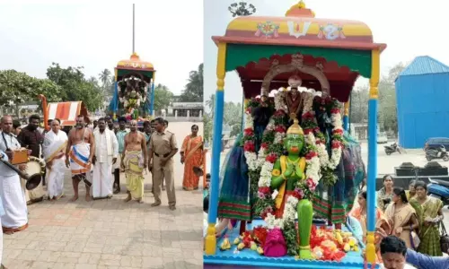 ఆంజనేయ వాహనంలో ఉపమాక వెంకన్న తిరువీధి సేవ