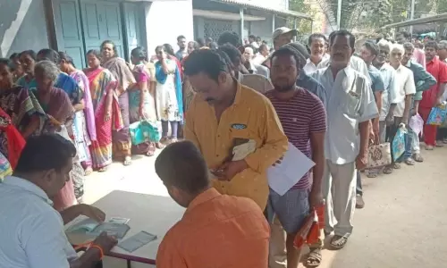 ఉల్లి కోసం పోటెత్తిన ప్రజలు