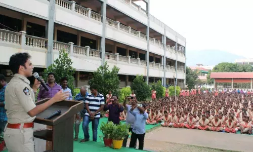 ఉన్నత ఉద్యోగాలు సాధించాలంటే మేధస్సే పెట్టుబడి: నర్సీపట్నం ఏఎస్పీ రిశాంత్ రెడ్డి