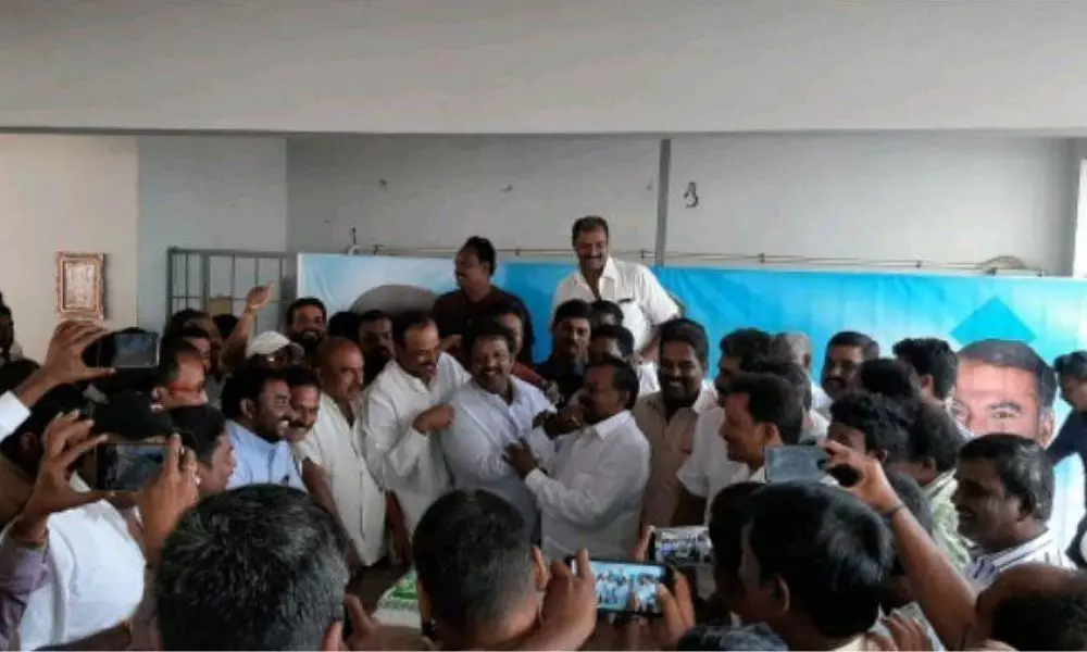 వైసీపీ కార్యాలయంలో సిఎం జగన్ జన్మదిన వేడుకలు వైసీపీ కార్యాలయంలో సిఎం జగన్ జన్మదిన వేడుకలు