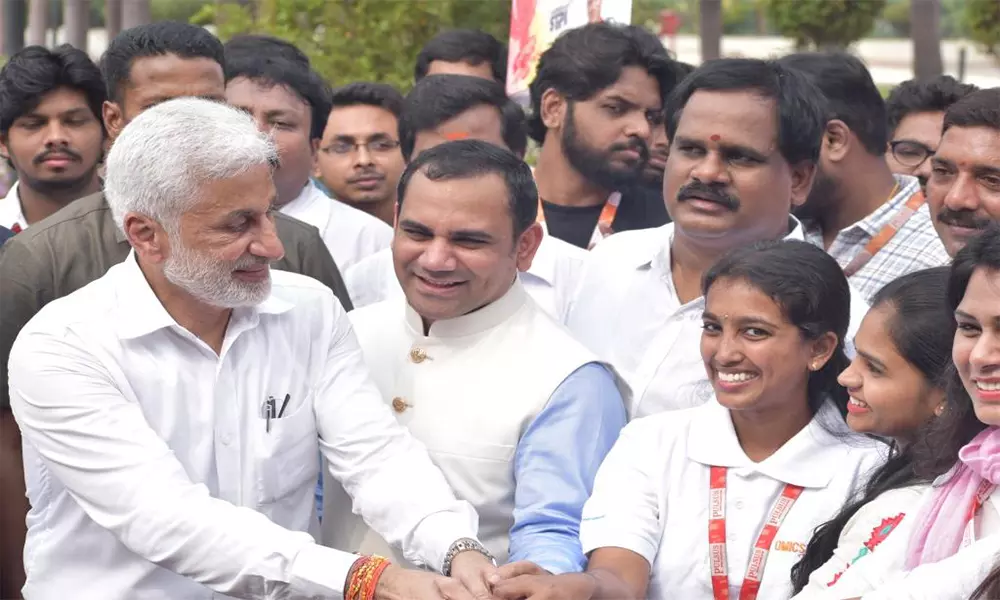 అభివృద్ధి వికేంద్రీకరణకే మూడు రాజధానులు అభివృద్ధి వికేంద్రీకరణకే మూడు రాజధానులు