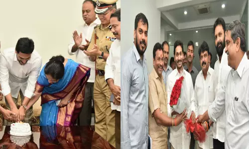 సీఎం జగన్ చేత కేక్ కట్ చేయించిన సీఎస్