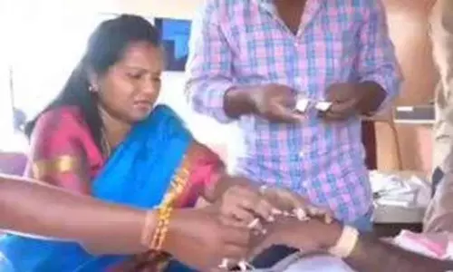 క్షతగాత్రుడికి చికిత్స అందించిన ఎమ్మెల్యే శ్రీదేవి క్షతగాత్రుడికి చికిత్స అందించిన ఎమ్మెల్యే శ్రీదేవి