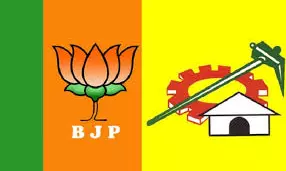 రాజధాని వికేంద్రీకరణపై టీడీపీ, బీజేపీ నేతల్లో భిన్నాభిప్రాయాలు రాజధాని వికేంద్రీకరణపై టీడీపీ, బీజేపీ నేతల్లో భిన్నాభిప్రాయాలు