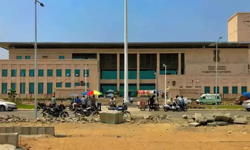 హైకోర్టు తలుపు తట్టిన అమరావతి వాసులు.. ఫిబ్రవరి 3న విచారణ హైకోర్టు తలుపు తట్టిన అమరావతి వాసులు.. ఫిబ్రవరి 3న విచారణ