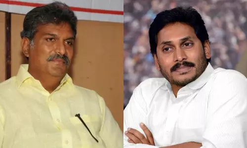 విశాఖను వాళ్ళ బారి నుండి దేవుడే రక్షించాలి: ఎంపీ కేశినేని విశాఖను వాళ్ళ బారి నుండి దేవుడే రక్షించాలి: ఎంపీ కేశినేని