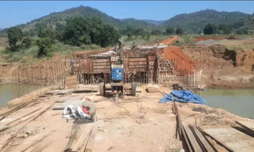 బాహుబలి వంతెనకు బిల్లులందక పనులలో జాప్యం