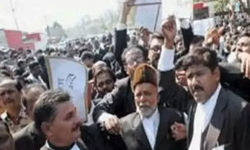 సీఎం జగన్ కు వ్యతిరేకంగా న్యాయవాదుల ఆందోళన సీఎం జగన్ కు వ్యతిరేకంగా న్యాయవాదుల ఆందోళన