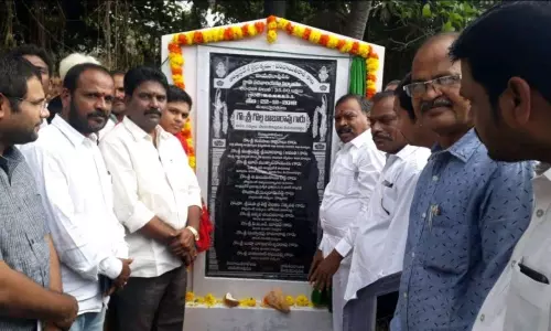 సచివాలయానికి శంకుస్థాపన చేసిన ఎమ్మెల్యే గొల్లబాబురావు