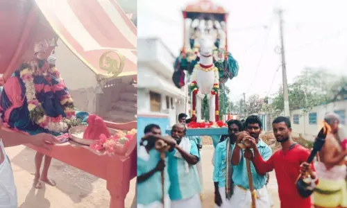 అశ్వవాహనంపై ఉపమాక వెంకన్న తిరువీధి సేవ