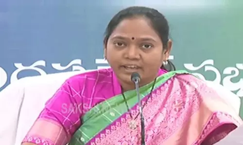 ఇవాళ నా పుట్టిన రోజు.. కానీ అవి వద్దు : హోంమంత్రి సుచరిత ఇవాళ నా పుట్టిన రోజు.. కానీ అవి వద్దు : హోంమంత్రి సుచరిత