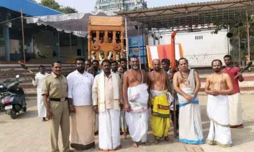 పెద్ద పల్లకిలొ ఉపమాక వెంకన్న తిరువీధి సేవ