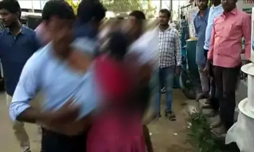 నడిరోడ్డుపై కీచక పర్వం.. మద్యం మత్తులో మహిళ చీర లాగేసిన యువకులు