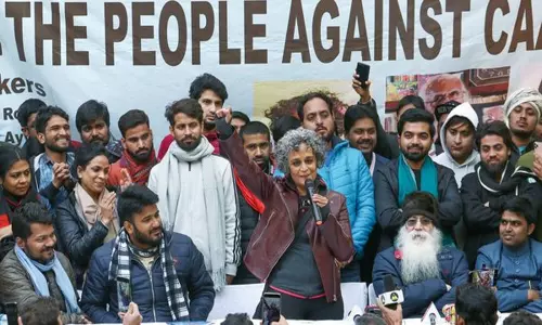 అందరూ తప్పుడు పేర్లు, చిరునామాలు ఇవ్వండి: అరుంధతి రాయ్ అందరూ తప్పుడు పేర్లు, చిరునామాలు ఇవ్వండి: అరుంధతి రాయ్