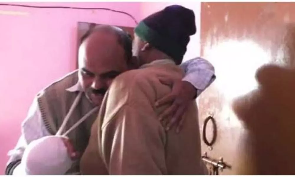 నిరసనకారుల దాడి నుంచి పోలీసును కాపాడిన వ్యక్తి ఎవరో తెలుసా నిరసనకారుల దాడి నుంచి పోలీసును కాపాడిన వ్యక్తి ఎవరో తెలుసా