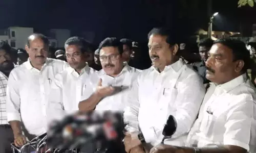 జగన్ స్వార్ధపరుడు అయితే రాజధాని అక్కడ పెట్టేవారుగా : వైసీపీ ఎమ్మెల్యేలు జగన్ స్వార్ధపరుడు అయితే రాజధాని అక్కడ పెట్టేవారుగా : వైసీపీ ఎమ్మెల్యేలు