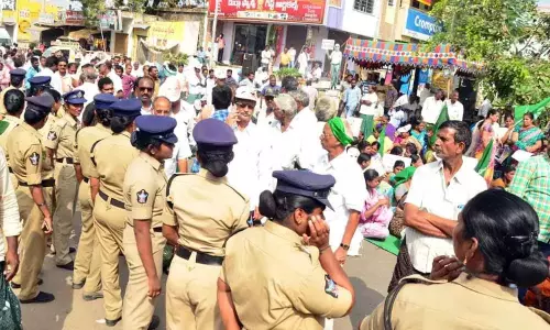 నేడు ఏపీ కేబినెట్ కీలక సమావేశం.. పోలీసుల అప్రమత్తం నేడు ఏపీ కేబినెట్ కీలక సమావేశం.. పోలీసుల అప్రమత్తం