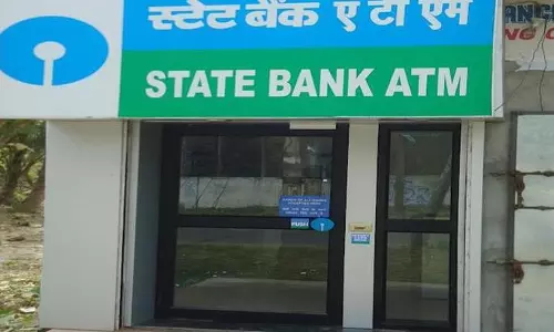 ఇకనుంచి ఎస్బీఐ ఏటీఎంల నుంచి నగదు డ్రా చేయాలంటే కచ్చితంగా మొబైల్ ఉండాలి.. ఇకనుంచి ఎస్బీఐ ఏటీఎంల నుంచి నగదు డ్రా చేయాలంటే కచ్చితంగా మొబైల్ ఉండాలి..