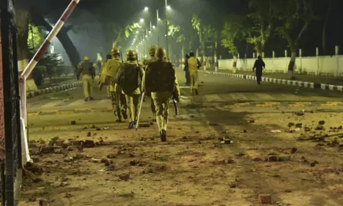 అలీగఢ్ యూనివర్సిటీలో 1,000 మంది విద్యార్ధులపై కేసు అలీగఢ్ యూనివర్సిటీలో 1,000 మంది విద్యార్ధులపై కేసు