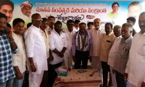 ఎమ్మెల్యే గొల్ల బాబూరావు ఇంటి వద్ద ఘనంగా న్యూ ఇయర్ వేడుకలు