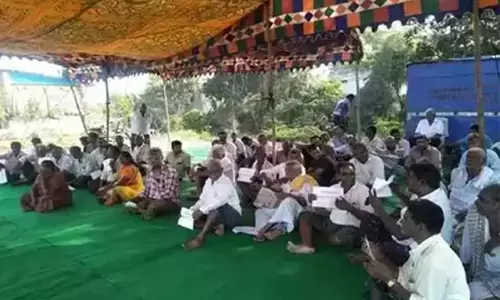 అమరావతిలో తెల్లవారుజామునుంచే రోడ్లపైకి వచ్చిన రైతులు