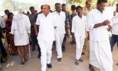 పోలీస్ స్టేషన్లో లొంగిపోయిన జేసీ పోలీస్ స్టేషన్లో లొంగిపోయిన జేసీ