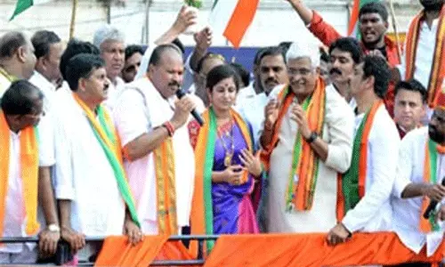 కమలం గూటికి చేరిన సాధినేని యామిని కమలం గూటికి చేరిన సాధినేని యామిని