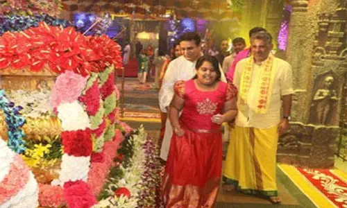 వైకుంఠ ఏకాదశి...తిరుమలకు ప్రముఖుల రాక