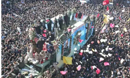 సులేమానీ అంతిమయాత్రలో అపశృతి సులేమానీ అంతిమయాత్రలో అపశృతి