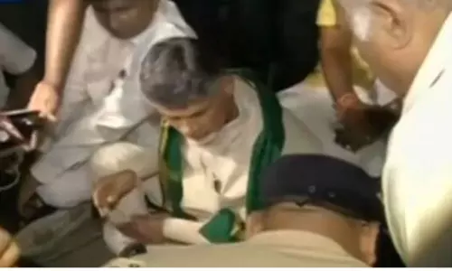 విజయవాడలో హైటెన్షన్.. రోడ్డుపై బైఠాయించిన చంద్రబాబు