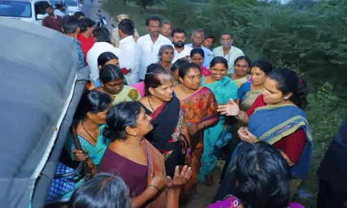 ఆటోలో ఉన్నవాళ్ళంతా దిగండి : ఎమ్మెల్యే రజిని ఫైర్ ఆటోలో ఉన్నవాళ్ళంతా దిగండి : ఎమ్మెల్యే రజిని ఫైర్