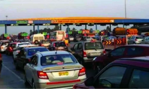 టోల్ ప్లాజాల వద్ద బారీగా ట్రాఫిక్ జామ్