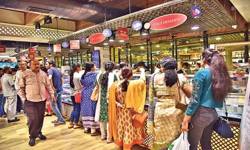 పండుగ షాపింగ్తో కిటకిటలాడుతోన్న వస్త్ర దుకాణాలు పండుగ షాపింగ్తో కిటకిటలాడుతోన్న వస్త్ర దుకాణాలు