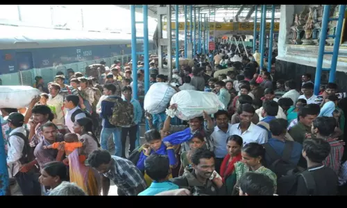 పల్లెబాట పట్టిన నగరవాసులు పల్లెబాట పట్టిన నగరవాసులు