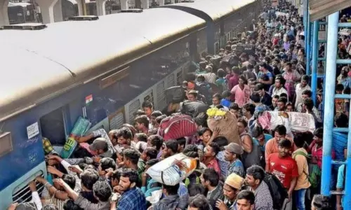 Visakhapatnam: పండుగ ప్రభావం ప్రయాణీకులకు నరకం