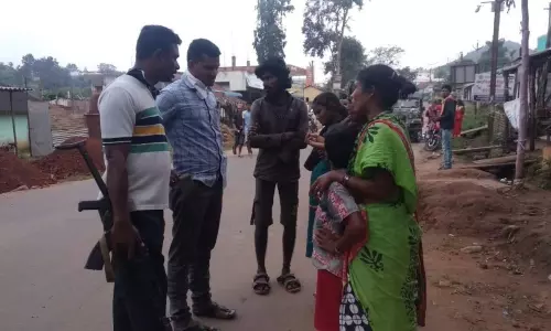 చేతివాటం ప్రదర్శిస్తున్న దొంగలు