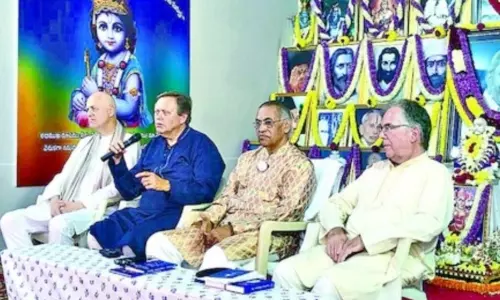 గురుపూజల్లో ప్రసంగించిన విదేశీ సాధకులు