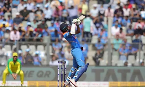 తొలి వికెట్ కోల్పోయిన భారత్