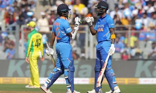 IND v AUS 1st ODI : వంద పరుగుల భాగస్వామ్యం నమోదు