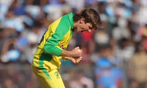 IND v AUS 1st ODI : కష్టాల్లో టీమిండియా.. 250 స్కోర్ కష్టమే IND v AUS 1st ODI : కష్టాల్లో టీమిండియా.. 250 స్కోర్ కష్టమే