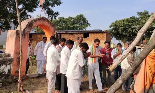 పూజ చేసి ప్రచారాన్ని ప్రారంభించిన కాంగ్రెస్ నేతలు
