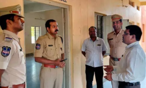 Municipal Elections: స్టాంగ్ రూమ్ డిస్ట్రిబ్యూషన్ సెంటర్ ను సందర్శించిన కమిషనర్: నరసయ్య